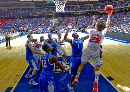 Kentucky Wildcats guard Darius Miller defends